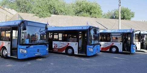 На пассажирские маршруты Элисты вышли новые автобусы «Группы ГАЗ» с символикой в национальном стиле