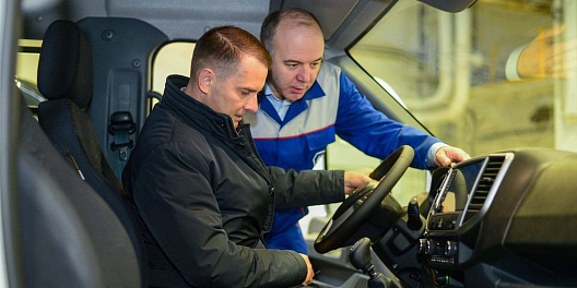 Глава комитета Госдумы РФ Ярослав Нилов ознакомился с новыми семейными автомобилями «Соболь NN»