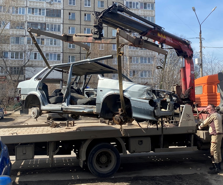 Брошенные автомобили эвакуируют с улиц Автозаводского района Нижнего Новгорода