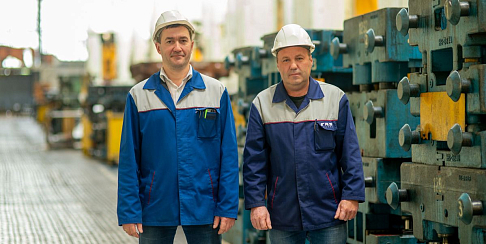 Решая сообща производственные задачи, заводчане становятся не просто коллегами, а хорошими товарищами