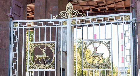 Шесть секций ворот Главной проходной Горьковского автозавода отреставрированы с применением современных технологий окраски 