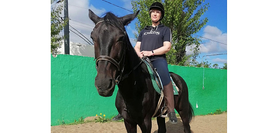 Камни, расписанные пейзажными зарисовками, – новое увлечение инженера-технолога литейного завода Ирины Пастуховой