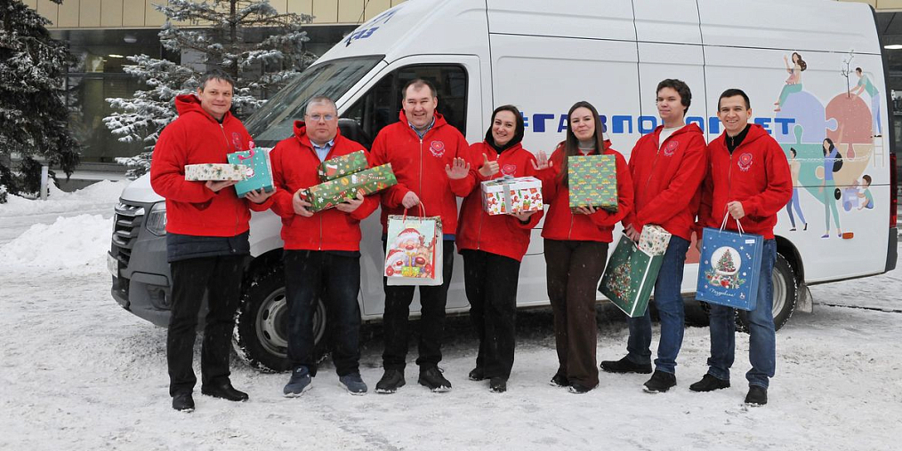 Ежегодная волонтерская акция «Подари тепло детям» состоялась накануне нового года на Горьковском автозаводе