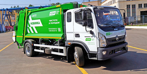 Мусоровоз с улучшенной маневренностью и функциональностью на базе «Валдая 12» представили ГК «СТТ» и завод КМД
