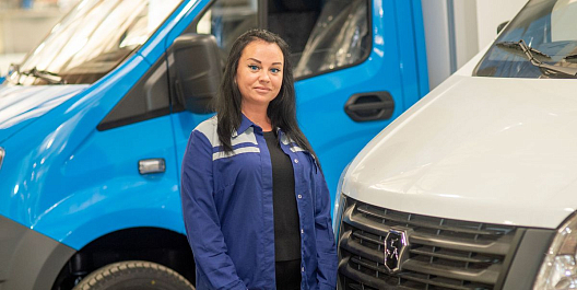 За виртуальный стол автозаводцев радушно приглашает слесарь механосборочных работ производства спецтехники Марина Чернова