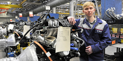 За проекты по локализации пластиковых компонентов ведущий специалист дирекции по закупкам Алексей Веселов получил премию президента