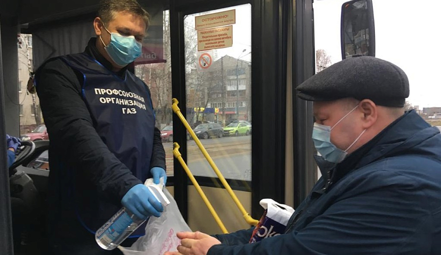 Десятки корпоративных автобусов доставляют сотрудников «Группы ГАЗ» на работу и домой