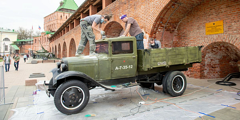 Сотрудники нашей компании обновили внешний вид военной техники Горьковского автозавода в Нижегородском кремле