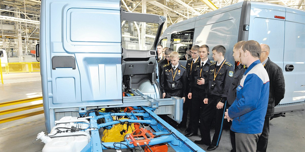 Будущие летчики посетили Горьковский автозавод