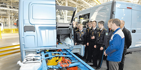 Будущие летчики посетили Горьковский автозавод