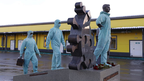 Михаил Мурашко и Глеб Никитин открыли памятник медикам на территории автозаводской больницы № 23 в Нижнем Новгороде