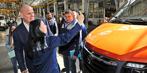 Горьковский автозавод посетил Александр Карелин