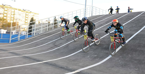Велотрассу BMX на стадионе «Чайка» осваивают 90 подростков
