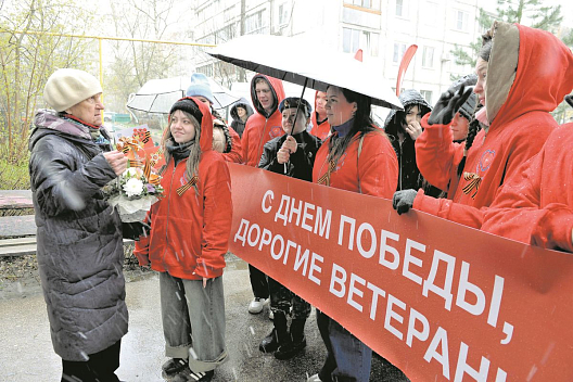 Заводские активисты совместно с районными волонтерами провели традиционную акцию «Забота о ветеранах»