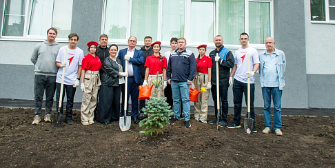 Представители Горьковского автозавода посадили ели около автозаводской школы №111