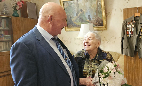 Александр Нагин поздравил ветерана войны Екатерину Жустеву с Днем Победы