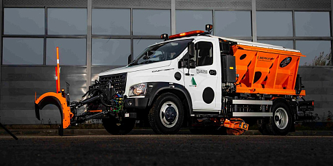 Комбинированную дорожную машину на шасси «Газон NEXT» представили «Меркатор Холдинг» и ГК СТТ