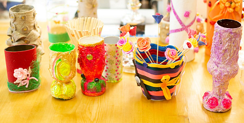 Вазы, декорированные в разных техниках, представили на конкурс сотрудники завода мостов и агрегатов