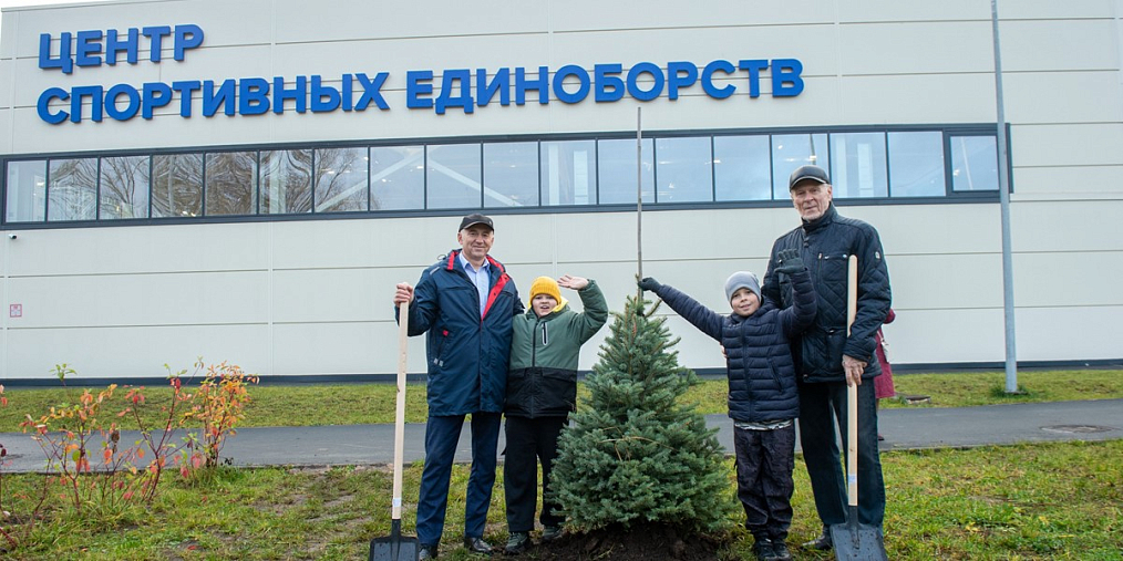 Юные самбисты вместе с ветеранами автозавода посадили деревья около Центра спортивных единоборств «Сокол»