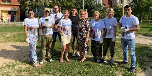 Наталья Назарова и Владимир Солдатенков приняли участие в благоустройстве детской площадки в Автозаводском районе