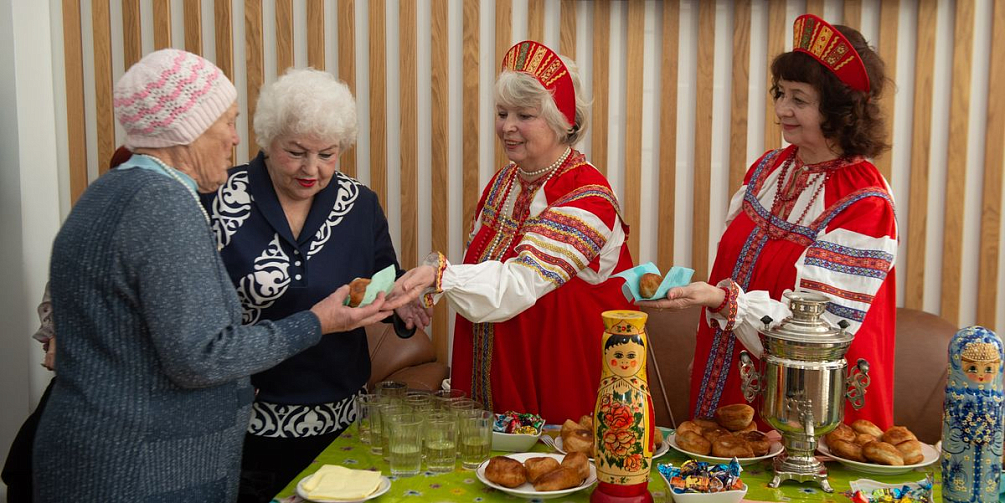 Около 100 ветеранов Горьковского автозавода отпраздновали Масленицу и День юбиляра в феврале