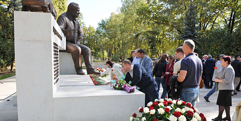 День машиностроителя сотрудники ГК «СТТ» и ветераны Горьковского автозавода отметили митингом у памятника Борису Видяеву