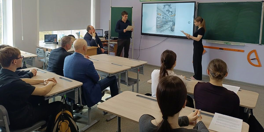 Старшеклассники школы №37 представили свои варианты модернизации рекреации по проекту «Школа в моем вкусе»