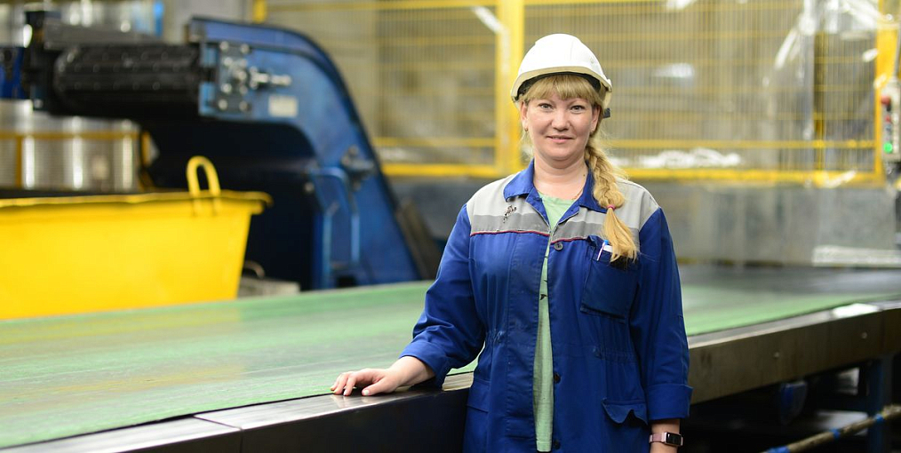 Бригадир ПРЗ Оксана Феоктистова увлекается созданием украшений в японской технике канзаши