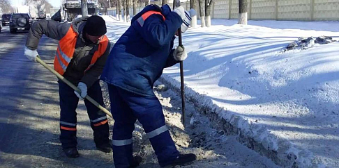 Дождеприемные колодцы и ливневки расчищают в Автозаводском районе