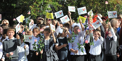 Каждый год 1 сентября представители всех подразделений ГАЗа отправляются с поздравлениями в подшефные школы