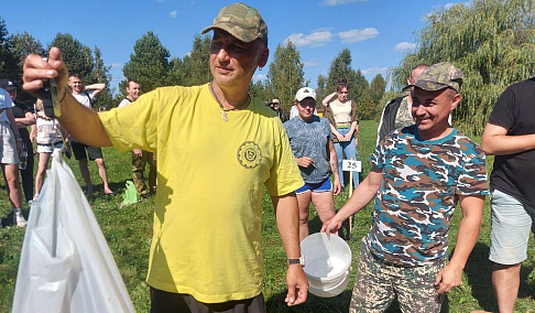 60 сотрудников Горьковского автозавода приняли участие в профсоюзной рыбалке