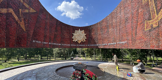 Завершилась реставрация мозаики на монументе боевой и трудовой славы автозаводцев