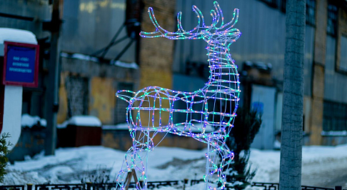 Светящиеся фигуры перед входом в КРЗ создают кузнецам новогоднее настроение в хмурые зимние дни