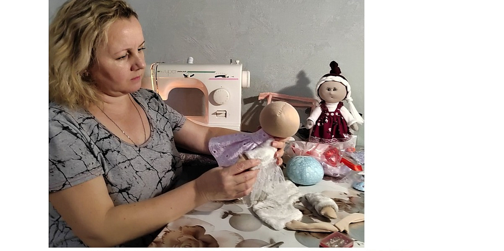 Главный специалист управления качества Кузнечно-рессорного завода ПАО «ГАЗ» Ирина Салалеева коротает вечера за созданием интерьерных кукол