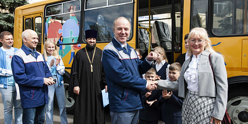 В преддверии учебного года «Группа ГАЗ» в рамках программы #ГАЗпомогает передала Гнилицкой православной гимназии школьный автобус ПАЗ