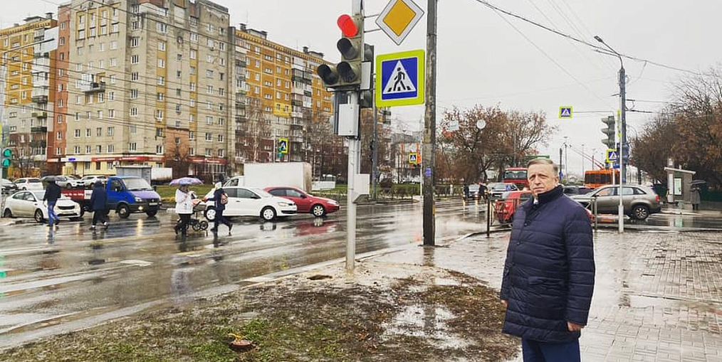 По просьбам автозаводцев на перекрестке Южного шоссе и улицы Янки Купалы установлен новый светофор, с дополнительной секцией