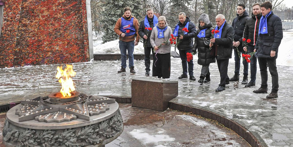 Депутаты «Единой России» и активисты «Молодой гвардии» возложили цветы к Вечному огню в Парке Славы и памятнику автозаводцам, погибшим в локальных конфликтах