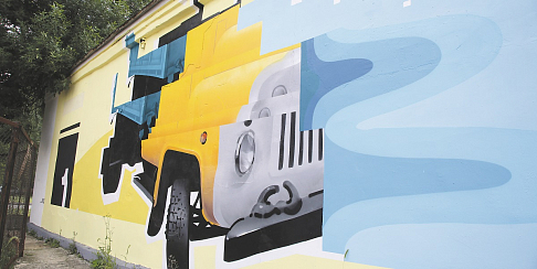 «Место» для ГАЗ-53: на улице Юлиуса Фучика, 1 появился новый стрит-арт, посвященный Горьковскому автозаводу