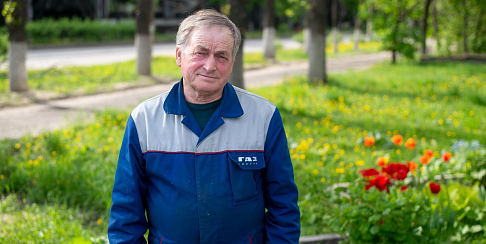Начальник смены ПУАТ ООО «Технопарк» Леонид Чистяков много лет благоустраивает заводской палисадник