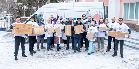 В зимние каникулы дети заводчан - участников СВО посетили новогоднее представление в ДК «ГАЗ» и получили сладкие подарки