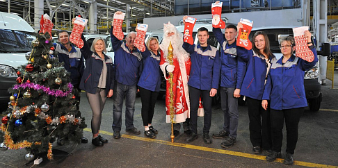 Новогодние подарки от Деда Мороза получили сотрудники Горьковского автозавода, прошедшие в этом году ревакцинацию (видео)