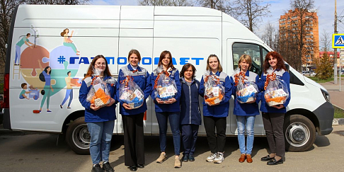 Волонтеры ГАЗа в преддверии 9 Мая поздравили участников войны на дому и вручили им подарки