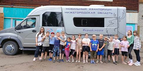 Специалисты мобильных технопарков «Кванториум» проводят занятия в детских лагерях