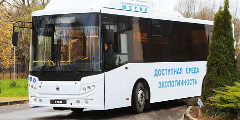 «Группа ГАЗ» начала серийное производство автобусов КАвЗ, расширяющих безбарьерную среду