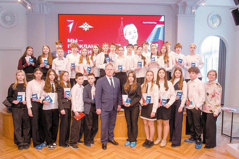 Вручение первых паспортов школьникам Автозаводского района прошло в Доме ветеранов Горьковского автозавода