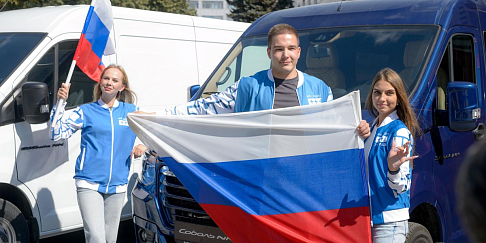 Красочным флешмобом отметили День флага сотрудники Горьковского автозавода (видео)