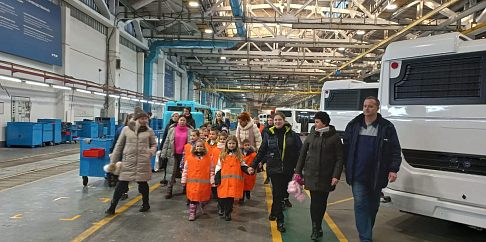 Дети сотрудников Ликинского автобусного завода узнали, как производят автобусы