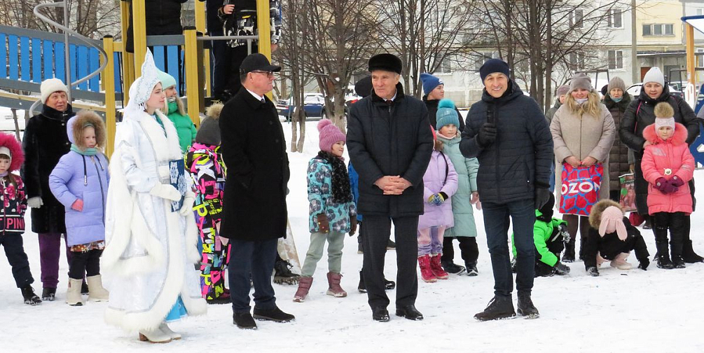 В Павлове в рамках программы «Новый социальный вектор» в микрорайонах Автобусостроителей и Северном установлены детские площадки