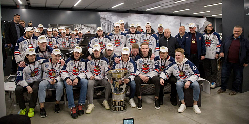 В Нижнем Новгороде состоялся чемпионский парад молодежной хоккейной команды «Чайка», завоевавшей Кубок Харламова