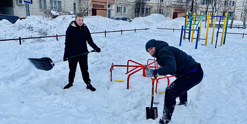 Волонтеры «Группы ГАЗ» расчищают от снега детские площадки во дворах многоэтажек Автозавода